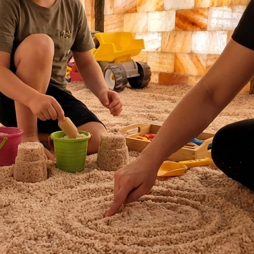 Játékos képességfejlesztés a Sóbuda só homokozójában kisgyerekeknek nő kört rajzol a sóba - header kép